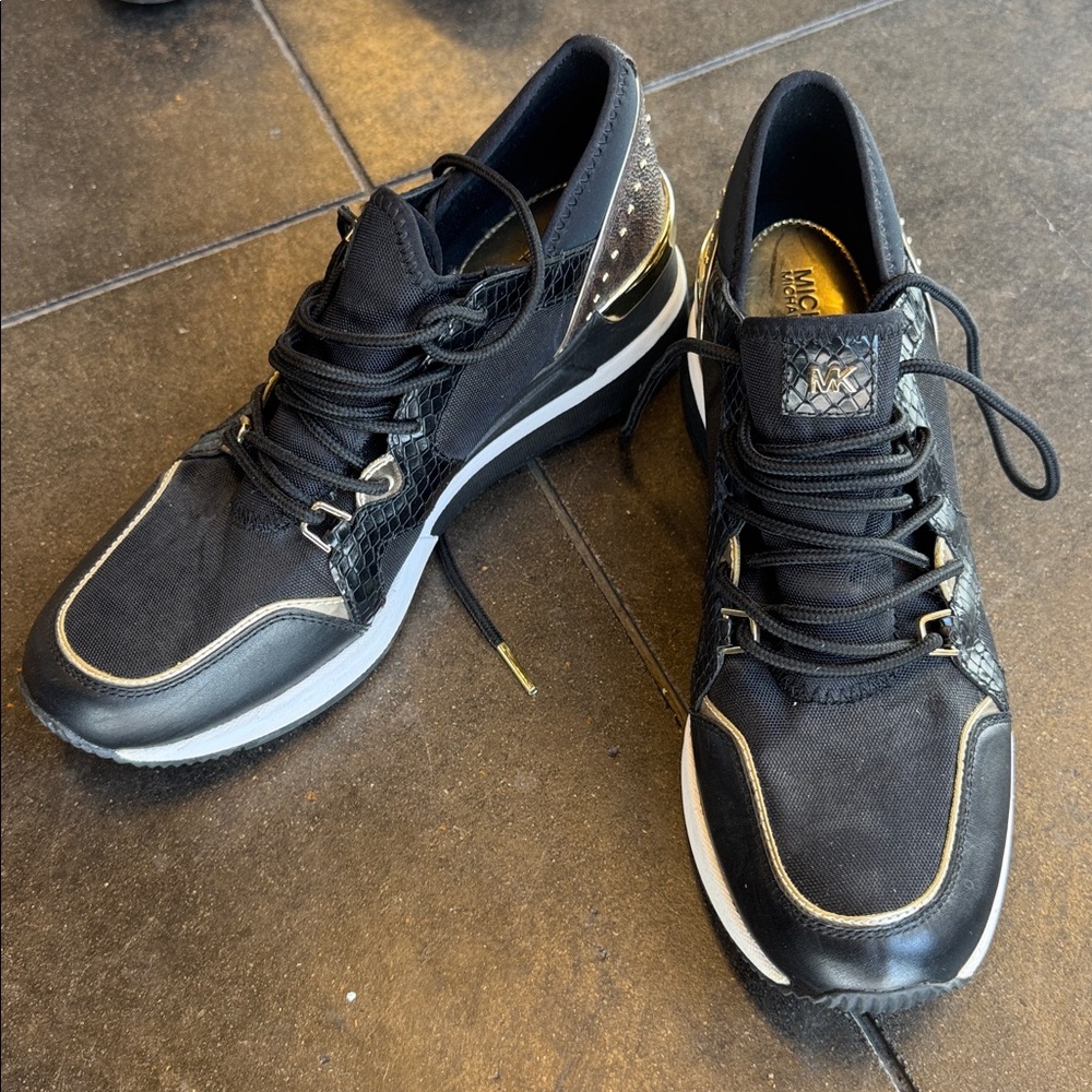9 women MK Sneaker
